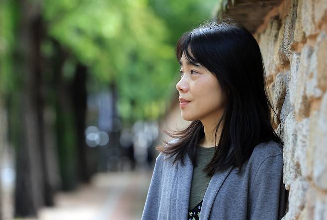 장편소설 <간단후쿠>를 출간한 김숨 작가가 14일 서울 정동길을 걷고 있다. 서성일 선임기자