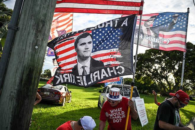 15일(현지시간) 플로리다주 웨스트팜비치에서 극우 활동가들이 암살된 활동가 찰리 커크를 추모하는 집회를 하고 있다. AFP연합뉴스