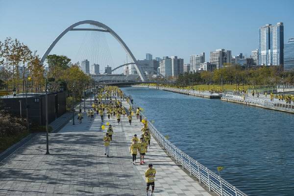 부산항 북항 재개발 터에 들어선 친수공원.