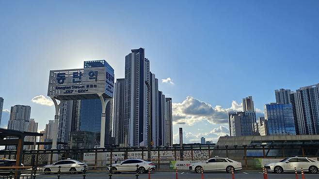 Apartments near Dongtan Station in Hwaseong, Gyeonggi, on Oct. 16 [JEONG EUN-HYE]
