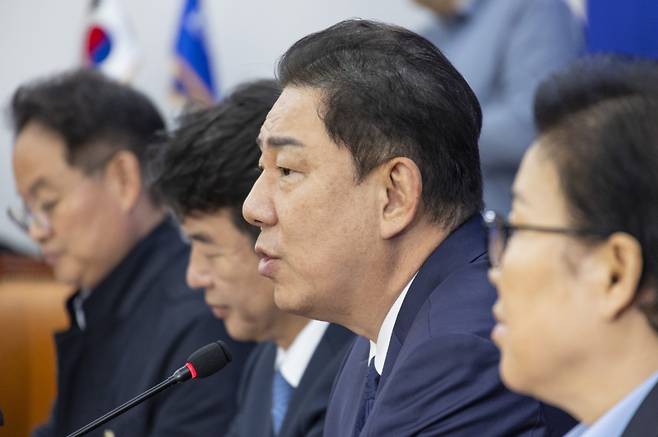 김병기 더불어민주당 원내대표가 16일 국회에서 열린 국정감사 대책회의에서 현안과 관련해 발언하고 있다. 연합뉴스