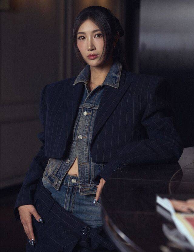 ‘케이팝 데몬 헌터스’의 OST ‘골든’을 부른 가수 겸 작곡가 이재가 15일 내한 간담회에서 포즈를 취하고 있다. 그는 “치과에 가는 길에 트랙을 받았는데 너무 좋았다. 곧바로 영감이 떠올라 휴대전화로 멜로디를 녹음했다”고 ‘골든’의 작업 비화를 밝혔다. 넷플릭스 제공