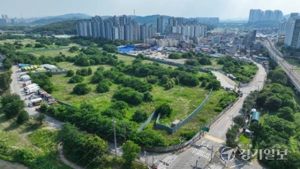 남양주시 퇴계원리 133번지 일원에 별내신도시가 펼쳐져 있고, 그 옆 드넓은 군 유휴지가 남아 있다. 윤원규기자