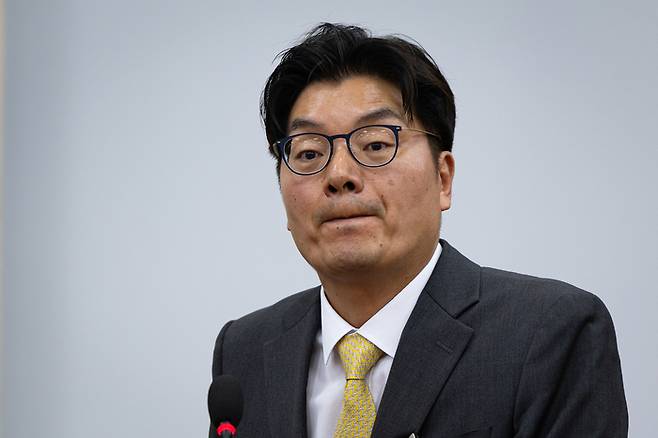 정종철 쿠팡 풀필먼트서비스(CFS) 대표가 15일 서울 여의도 국회에서 열린 기후에너지환경노동위원회 고용노동부 등에 대한 국정감사에 증인으로 출석해 의원 질의를 듣고 있다. [사진 뉴스1]