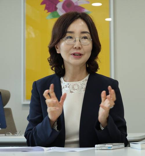 묵인희 서울대 교수 겸 치매융합연구센터장이 서울 종로구 치매극복연구개발사업단 사무실에서 치매 가속화를 막기 위한 '인지예비능'에 대해 설명하고 있다. 김재훈 기자