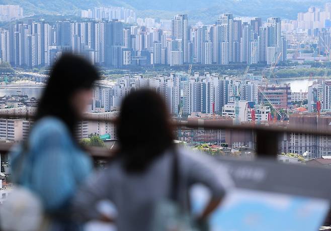 서울 남산에서 바라본 아파트 단지 모습. 뉴스1