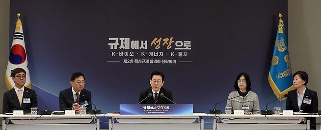 이재명 대통령이 16일 제2차 핵심규제 합리화 전략회의에서 발언하고 있다. 왼쪽부터 최휘영 문화체육관광부 장관, 황만순 한국투자파트너스 대표, 이 대통령, 이한경 에코앤파트너스 대표, 송미령 농림축산식품부 장관. [김호영 기자]