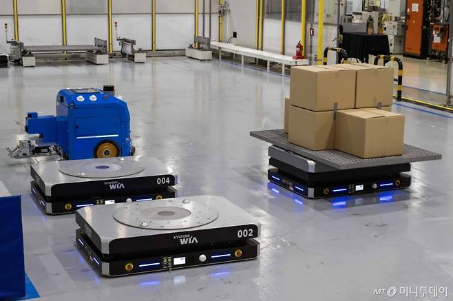 지난해 10월 21일 경기 의왕연구소에서 스마트 팩토리 혁신 제조 기술을 공유하기 위한 신기술 전시회 'E-FOREST TECH DAY(이포레스트 테크데이) 2024'를 열고 '소프트웨어 중심 공장'(SDF) 전환을 위한 비전을 제시했다. 사진은  물건을 적재한 물류로봇(우측)이 주변에 위치한 다른 로봇을 인식하고 이동하는 모습.(현대차기아 제공) /사진=뉴스1