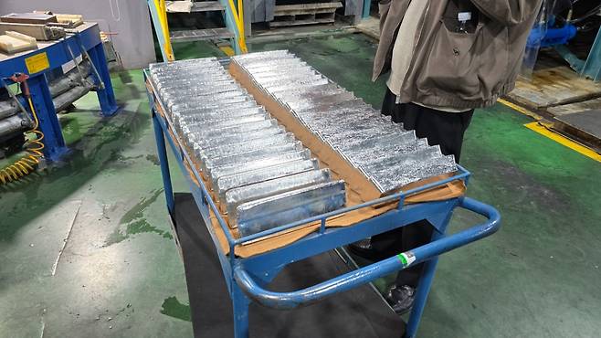 지난 14일 오후 울산 울주군 온산공단 내 고려아연 온산제련소. 주조된 인듐이 나열돼 있는 모습./사진=김도균 기자