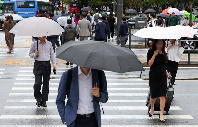 전국 대부분 지역에 비가 내린 지난 13일 서울 종로구 세종대로 사거리에서 우산 쓴 시민들이 발걸음을 옮기고 있다./사진=뉴스1.