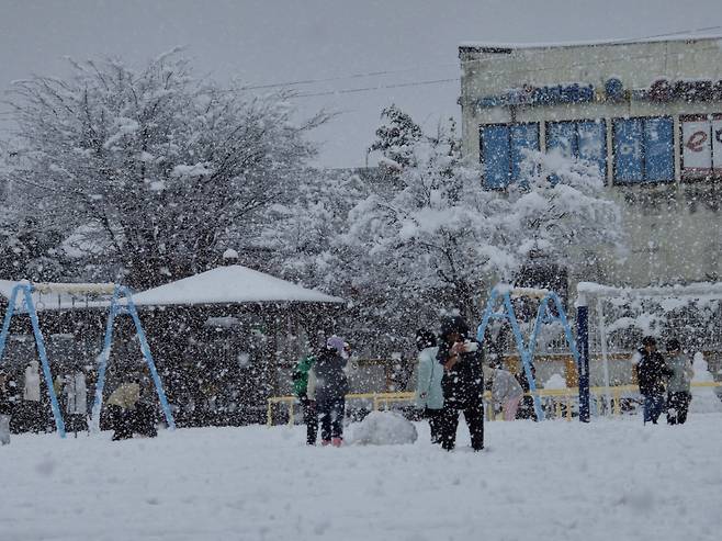 지난해 11월27일 오전 전북자치도 진안군에 15㎝ 이상의 첫눈이 내린 가운데 진안초등학교 어린이들이 운동장에서 신나게 뛰놀고 있다./사진=뉴스1.