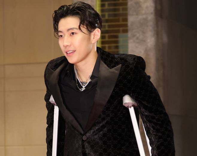 가수 박재범이 유방암 인식 향상을 위한 자선행사에서 노래 '몸매'를 불러 논란이다. '몸매' 가사에 여성의 몸매를 선정적으로 묘사한 내용이 있어서다.   아울러 이번 자선행사 목적을 두고도 유방암 인식 향상보다 연예계 친목 모임에 중점을 둔 게 아니냐는 비판이 나왔다. /사진=뉴스1