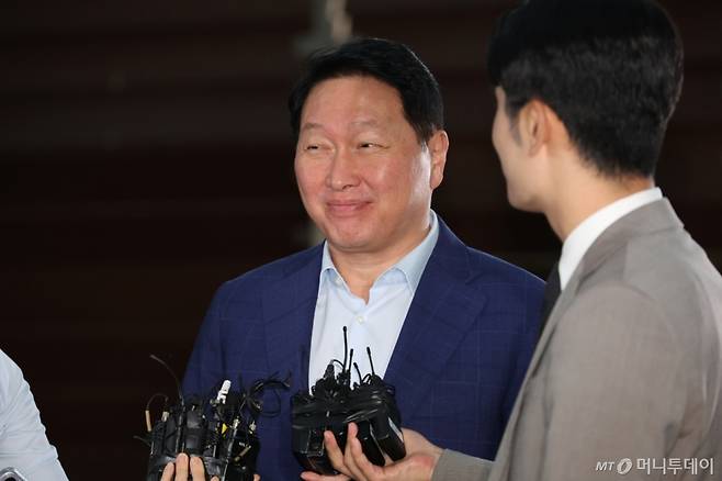 [서울=뉴시스] 황준선 기자 = 최태원 SK그룹 회장이 16일 오후 서울 강서구 김포비즈니스항공센터를 통해 미국으로 출국하고 있다.    최 회장을 비롯한 이재용 삼성전자 회장,정의선 현대차그룹 회장,구광모 LG그룹 회장 등 4대 그룹 총수들은 손정의 소프트뱅크 회장의 초청으로 미국 플로리다주 마러라고 리조트에서 열리는 투자 행사에 참석할 것으로 알려졌다. 2025.10.16. hwang@newsis.com /사진=황준선