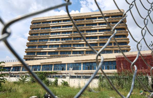 최근 캄보디아에서 한국인 대상 취업사기 및 감금 사건 등 각종 범죄에 연루되는 사례가 잇따르고 있는 가운데, 현지 대사관 대응이 논란이다. 사진은 지난 15일(현지 시각) 캄보디아 프놈펜 주요 범죄 단지로 알려진 망고단지. /사진=뉴스1