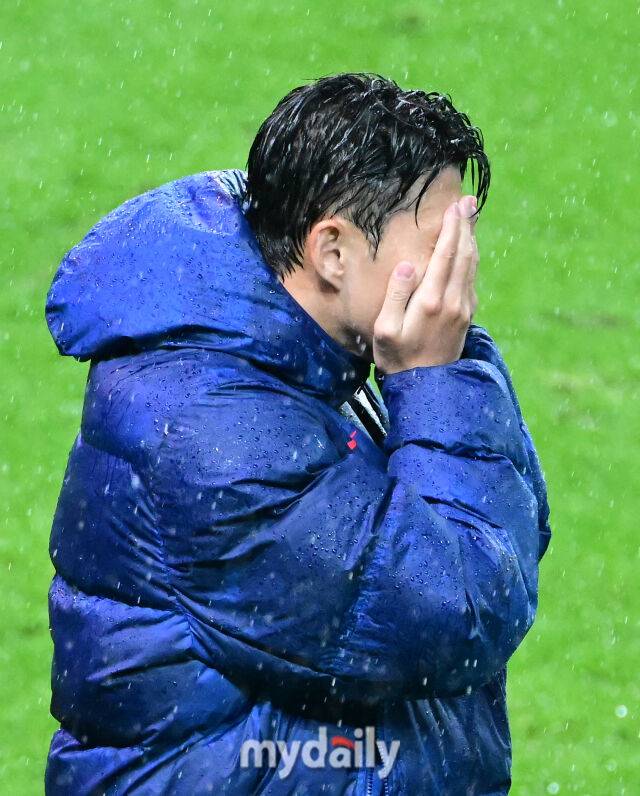 2025년 10월 10일 서울월드컵경기장에서 하나은행 초청 축구국가대표팀 친선경기 대한민국과 브라질의 경기가 열렸다. 경기가 끝난 뒤 손흥민이 아쉬워하고 있다./마이데일리 DB