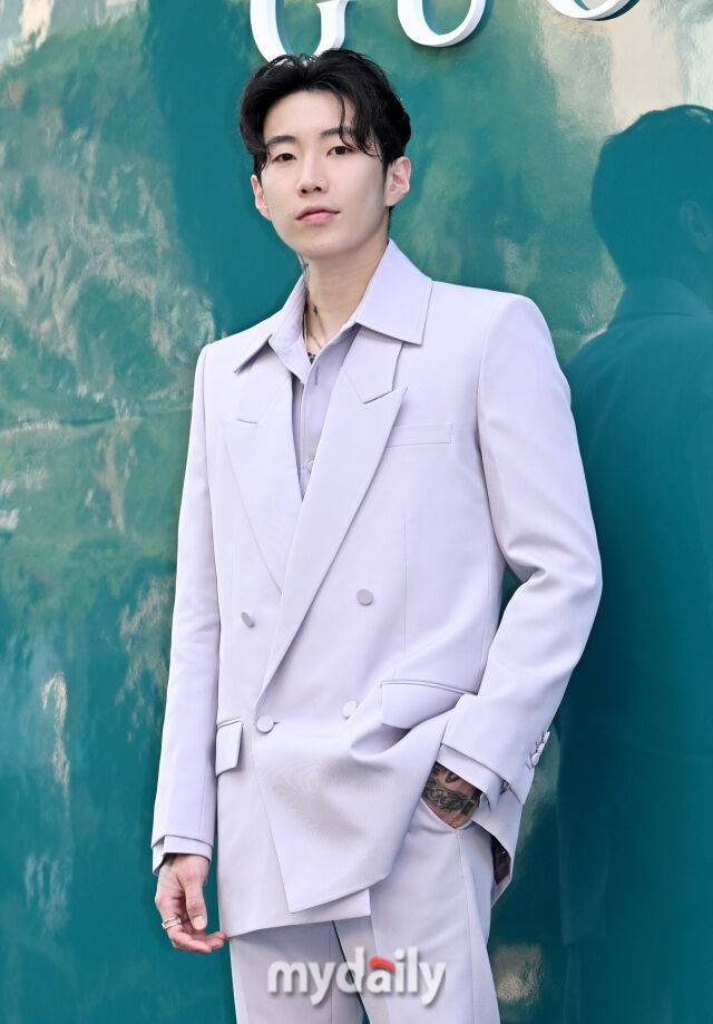 가수 박재범이 2일 오후 서울 청담동 구찌 청담 플래그십 스토어에서 진행된 구찌 오스테리아 서울 리뉴얼 오픈 행사에 참석해 포토타임을 갖고 있다.