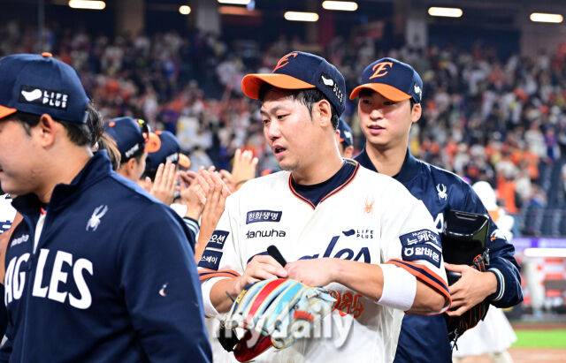 2025년 9월 26일 오후 대전 한화생명 볼파크에서 열린 '2025 신한 SOL뱅크 KBO 리그' LG 트윈스와 한화 이글스의 경기. 한화 하주석이 4-1로 승리한 뒤 기뻐하고 있다./대전=유진형 기자 zolong@mydaily.co.kr