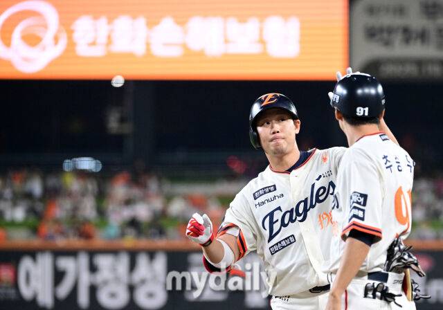 2025년 9월 26일 오후 대전 한화생명 볼파크에서 열린 '2025 신한 SOL뱅크 KBO 리그' LG 트윈스와 한화 이글스의 경기. 한화 하주석이 2회말 선두타자 안타를 친 뒤 기뻐하고 있다./대전=유진형 기자 zolong@mydaily.co.kr