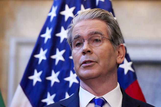 스콧 베선트 미국 재무장관이 15일(현지시간) 미국 워싱턴DC에서 열린 국제통화기금(IMF)·세계은행(WB) 연례회의에서 기자회견을 열고 연설을 하고 있다. [로이터]