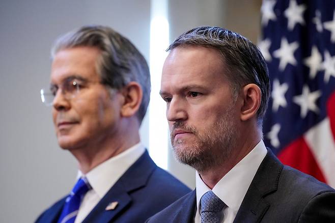 스콧 베선트(왼쪽) 미 재무장관과 제이미슨 그리어 미국 무역대표부(USTR) 대표가 15일(현지시간) 미국 워싱턴DC에서 열린 국제통화기금(IMF)·세계은행(WB) 연례회의에서 기자회견을 하고 있다. [로이터]