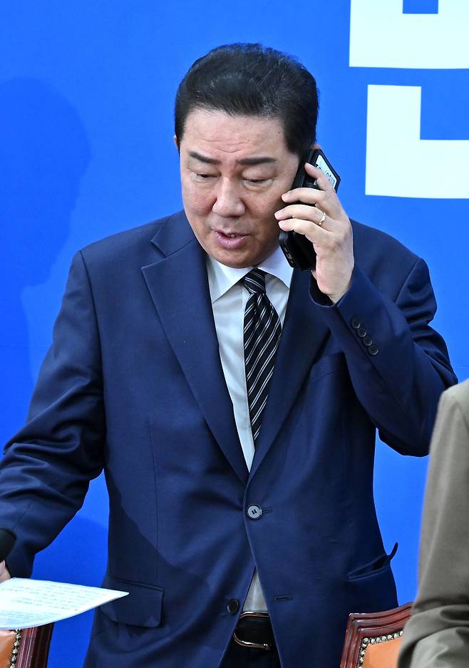 김병기 더불어민주당 원내대표가 14일 오전 서울 여의도 국회에서 열린 국정감사대책회의에서 전화를 하고 있다. 임세준 기자