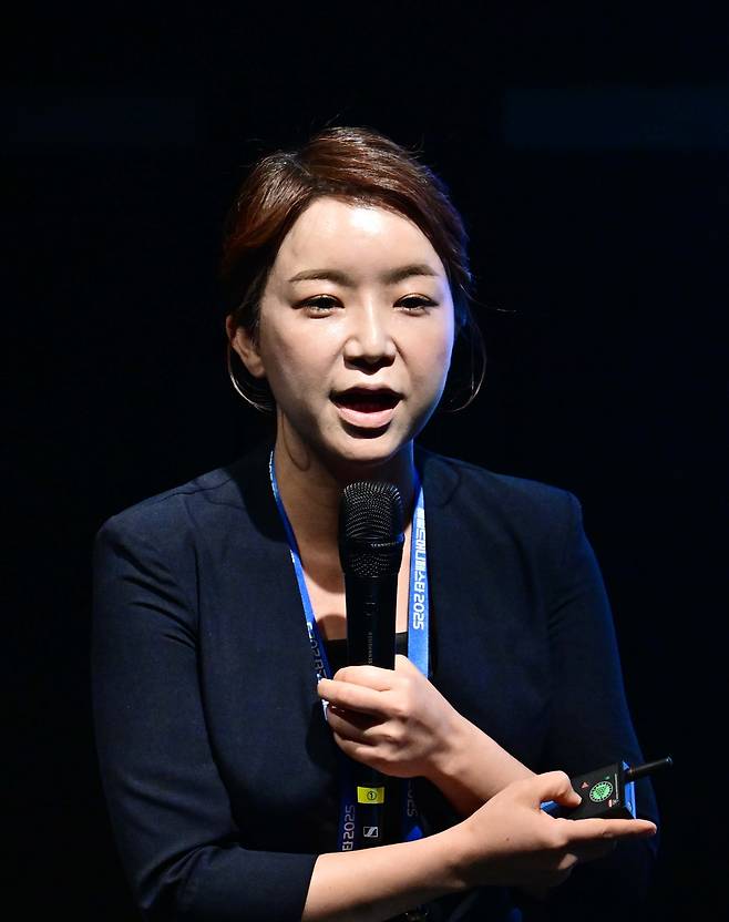 김혜리 우리은행 WM영업전략부 세무컨설팅팀 차장(세무전문가)가 16일 서울 강남구 코엑스 그랜드볼룸에서 열린 ‘헤럴드머니페스타 2025’ 에서 ‘30세 자녀에게 6억 마련하는 부의 설계’의 주제로 강연을 하고 있다.  이상섭 기자