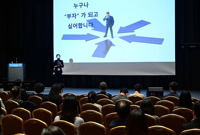 김혜리 우리은행 WM영업전략부 세무컨설팅팀 차장(세무전문가)가 16일 서울 강남구 코엑스 그랜드볼룸에서 열린 ‘헤럴드머니페스타 2025’ 에서 ‘30세 자녀에게 6억 마련하는 부의 설계’의 주제로 강연을 하고 있다.  이상섭 기자