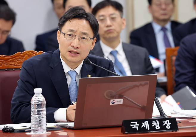 임광현 국세청장이 16일 정부세종청사 국세청에서 열린 국회 기획재정위원회 국정감사에서 의원들의 질의에 답하고 있다. [연합]