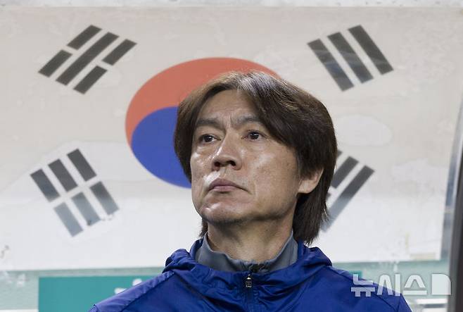 [서울=뉴시스] 김근수 기자 = 홍명보 대한민국 축구 국가대표팀 감독이 지난 14일 오후 서울 마포구 서울월드컵경기장에서 열린 하나은행 초청 축구국가대표팀 친선경기 대한민국과 파라과이의 경기 시작 전 경기장을 바라보고 있다. 2025.10.14. ks@newsis.com
