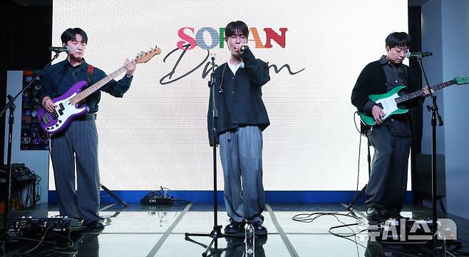 [서울=뉴시스] 김혜진 기자 = 밴드 소란(왼쪽부터 서면호, 고영배, 이태욱)이 16일 오후 서울 마포구 MPMG 사옥에서 열린 새 앨범 '드림' 발매 기념 쇼케이스에서 무대를 선보이고 있다. 2025.10.16. jini@newsis.com
