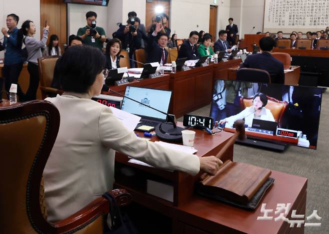 추미애 법제사법위원회 위원장이 16일 국회 법사위 국정감사 정회를 선언하고 있다. 황진환 기자