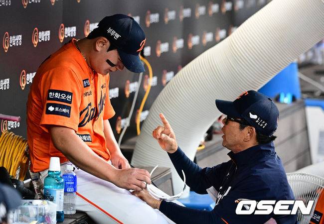 [OSEN=대전, 지형준 기자] 한화 양상문 코치가 김서현을 격려하고 있다. 2025.06.14 /jpnews@osen.co.kr