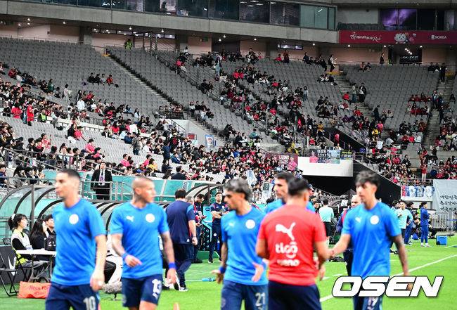 [OSEN=서울월드컵경기장, 지형준 기자]홍명보 감독이 이끄는 대한민국 대표팀과 파라과이의 A매치 평가전이 14일 오후 서울월드컵경기장에서 열렸다.'남미 강호' 파라과이는 지난 10일 일본 원정에서 2-2 무승부를 거두고 온 팀이다. 이번 경기는 홍명보호의 2026 북중미 월드컵 포트 배정을 두고도 중요한 일전이다. 현재 한국은 오스트리아, 호주, 에콰도르와 치열한 포트 2 막차 경쟁을 벌이고 있다.경기 개시 30분 정도 앞둔 시점에 관중석이 절반 가까이 비어 있다. 2025.10.14. /jpnews@osen.co.kr