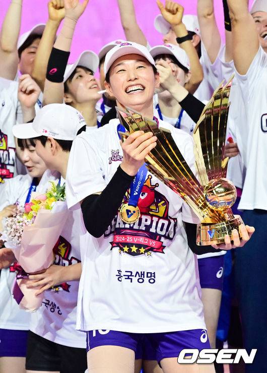 [OSEN=인천, 박준형 기자] 흥국생명 핑크스파이더스가 통산 5번째 챔피언결정전 우승을 차지했다. 김연경(37)은 현역 마지막 시즌을 통합우승으로 화려하게 장식했다.&nbsp;흥국생명은 8일 인천 삼산월드체육관에서 열린 ‘도드람 2024-2025 V-리그’ 챔피언결정전 5차전 정관장 레드스파크스와의 경기에서 세트스코어 3-2(26-24, 26-24, 24-26, 23-25, 15-13)&nbsp;승리를 거뒀다. 시리즈 전적 3승 2패로 마침내 5번째 우승에 성공했다.시상식에서 흥국생명 김연경이 우승 트로피를 들어올리고 있다.  2025.04.08 / soul1014@osen.co.kr