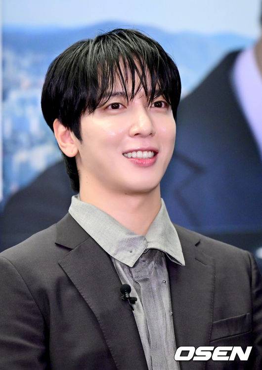 [OSEN=최규한 기자] 5일 오후 서울 상암동 스탠포드호텔에서 ENA X LG유플러스 예능 프로그램 ‘기안이쎄오’ 제작발표회가 열렸다.‘기안이쎄오’는 동병상련 CEO들을 위한 해결사가 된 기안84의 CEO 구출일지를 그리는 오피스 예능 프로그램이다.가수 정용화가 취재진의 질문에 답하며 미소짓고 있다. 2024.12.05 / dreamer@osen.co.kr