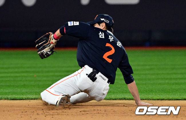 [OSEN=수원, 조은정 기자] 9회말 무사 1루 한화 심우준이 KT 허경민의 땅볼을 백핸드로 포구하고 있다. 2025.10.03 /cej@osen.co.kr