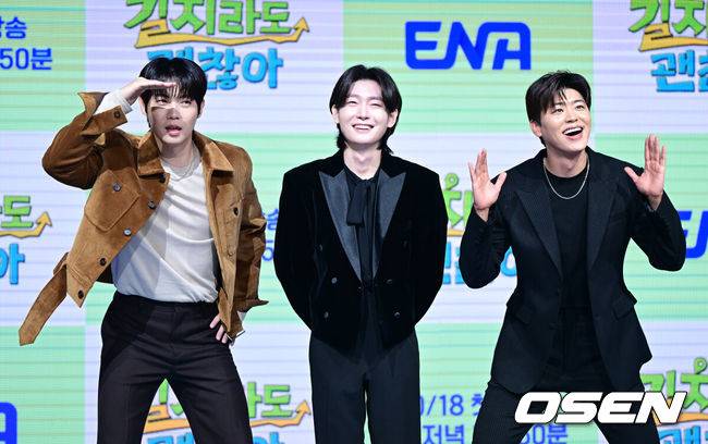 [OSEN=최규한 기자] 16일 오전 서울 상암동 쇼킹케이팝센터에서 ENA 신규 예능 ‘길치라도 괜찮아’ 제작발표회가 열렸다.예능 ‘길치라도 괜찮아’(연출 공대한)는 갈팡질팡 길치 연예인들이 크리에이터가 맞춤 설계한 여행에 도전하는 예능 프로그램이다.&nbsp;가수 손태진, 김용빈, 박지현(왼쪽부터)이 포토타임을 하고 있다. 2025.10.16 / dreamer@osen.co.kr