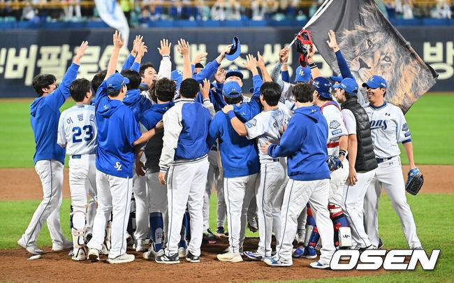 [OSEN=대구, 이석우 기자] 삼성 라이온즈가 14일 대구 삼성라이온즈파크에서 열린 2025 신한 SOL뱅크 KBO 준플레이오프 4차전 경기에서 SSG 랜더스를 꺾고 플레이오프에 진출했다. 삼성은 후라도의 7이닝 무실점 호투와 디아즈의 극적인 결승 2점 홈런을 앞세워 SSG에 5-2로 승리했다. 삼성 라이온즈 선수들이 승리를 결정짓고 마운드에서 기쁨을 나누고 있다. 2025.10.14 / foto0307@osen.co.kr