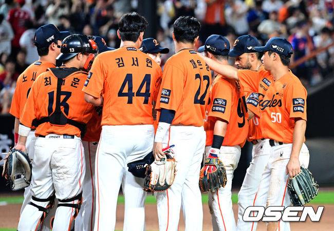 [OSEN=대전, 최규한 기자] 프로야구 한화 이글스는 25일 대전 한화생명볼파크에서 열린 2025 신한 SOL Bank KBO리그 SSG 랜더스와의 홈경기를 4-0으로 승리했다.&nbsp;선발 라이언 와이스가 7이닝 3피안타 2볼넷 10탈삼진 무실점 호투로 부활을 알렸다. 시즌 11승째. 경기를 마치고 승리한 한화 선수들이 인사를 나누고 있다. 2025.07.25 / dreamer@osen.co.kr