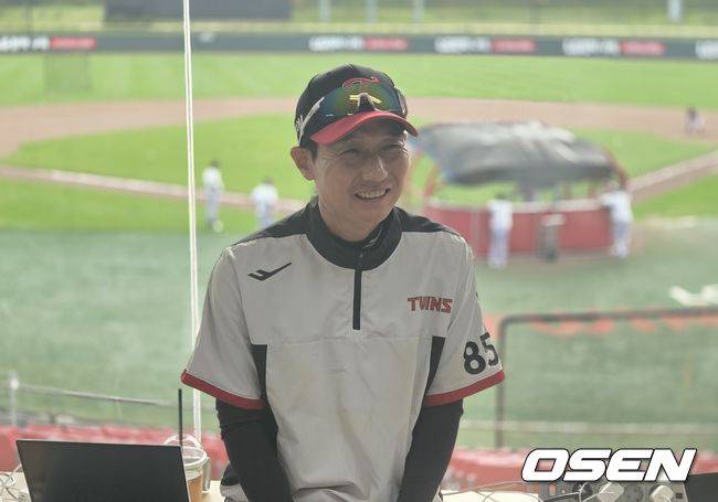 [OSEN=이천, 한용섭 기자]&nbsp;LG 트윈스 염경엽 감독이 15일 이천 LG챔피언스파크에서 취재진과 인터뷰 하고 있다. /orange@osen.co.kr