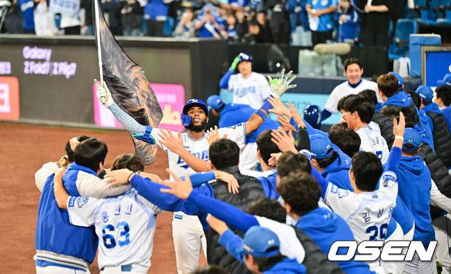 [OSEN=대구, 박준형 기자] 14일 대구 삼성라이온즈파크에서 ‘2025 신한 SOL뱅크 KBO리그’ 준플레이오프(5전 3선승제) 4차전 삼성 라이온즈와 SSG 랜더스의 경기가 열렸다.삼성은 아리엘 후라도, SSG는 김광현을 선발로 내세웠다. 8회말 2사 1루 삼성 디아즈가 재역전 2점 홈런을 날리고 동료들의 축하를 받고 있다.  2025.10.14 / soul1014@osen.co.kr