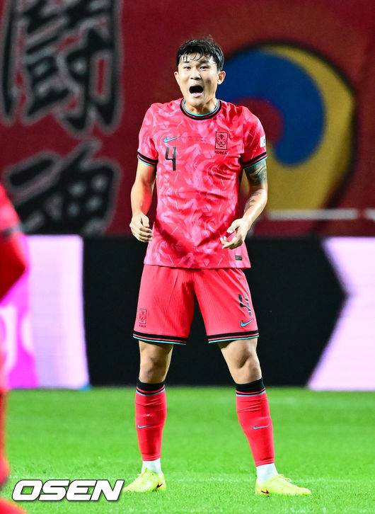 [OSEN=서울월드컵경기장, 지형준 기자] 한국 축구가 안방에서 '남미 강호' 파라과이를 물리치며 사상 최초의 2026 국제축구연맹(FIFA) 북중미 월드컵 포트 2 확보에 청신호를 켰다.한국 축구대표팀은 14일 오후 8시&nbsp;서울월드컵경기장에서 열린 A매치&nbsp;친선 경기에서 파라과이를 2-0으로 제압했다. 지난 10일 일본 원정에서 2-2로 비기고 온 파라과이는 한국에 덜미를 잡히며 10월 아시아 투어를 1무 1패로 마감하게 됐다.전반 한국 김민재가 경기를 조율하고 있다. 2025.10.14. /jpnews@osen.co.kr