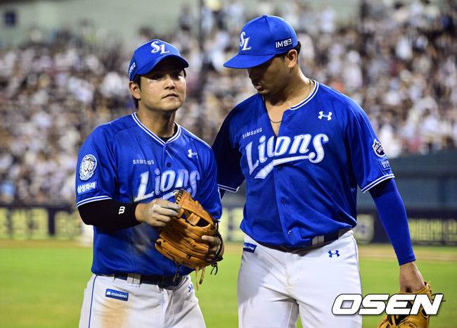 [OSEN=잠실, 조은정 기자]27일 오후 서울 잠실구장에서 ‘2025 신한 SOL Bank KBO리그’ 두산 베어스와 삼성 라이온즈의 경기가 열렸다.두산은 윤태호, 삼성은 가라비토를 선발로 내세웠다.4회말 이닝을 마친 삼상 가라비토가 실책으로 실점을 유발한 2루수 양우현을 위로하고 있다. 2025.08.27 /cej@osen.co.kr