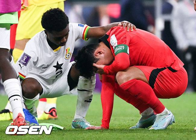 [OSEN=알 라이얀(카타르), 박준형 기자] 파울루 벤투 감독이 이끄는 축구대표팀은 28일(이하 한국시간) 카타르 알 라이얀의&nbsp;에듀케이션 시티 스타디움에서 카타르 월드컵 H조 조별리그 2차전 가나와 맞대결을 펼쳐서 난타전 끝에 2-3으로 패했다.앞선 우루과이 상대로 0-0 무승부에 그친 한국은 잡아야 했던 가나 상대로 패배하면서 1무 1패로 조별리그 최하위로 떨어졌다. 한국은 3차전서 포르투갈과 맞붙는다.경기종료 후 손흥민이 아쉬워하괴 있다. 2022.11.28 /&nbsp; soul1014@osen.co.kr