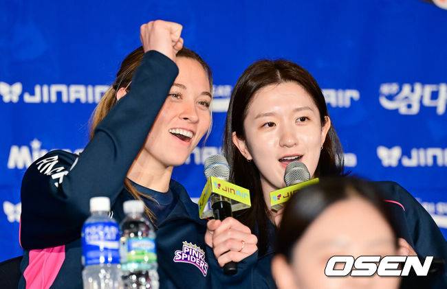 [OSEN=박준형 기자] 16일 서울 청담리베라에서 프로배구 진에어 2025-2026시즌 V리그 개막을 알리는 여자부 미디어데이 행사가 진행됐다.이날 미디어데이에는 흥국생명의 이다현, 레베카 라셈(등록명 레베카), 정관장의 정호영, 엘리사 자네테, 현대건설의 김다인, 카리 가이스버거(등록명 카리), IBK기업은행의 육서영, 알리사 킨켈라, 한국도로공사의 김세빈, 레티치아 모마 바소코(등록명 모마), GS칼텍스의 유서연, 레이나 도코쿠, 페퍼저축은행의 고예림, 조이 웨더링턴(등록명 조이)이 참석했다.흥국생명 레베카 라셈과 이다현이 파이팅을 하고 있다.  2025.10.16 / soul1014@osen.co.kr