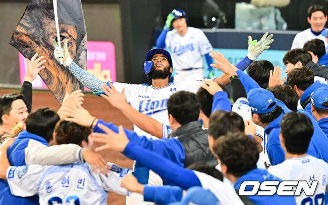 [OSEN=대구, 박준형 기자] 14일 대구 삼성라이온즈파크에서 ‘2025 신한 SOL뱅크 KBO리그’ 준플레이오프(5전 3선승제) 4차전 삼성 라이온즈와 SSG 랜더스의 경기가 열렸다.삼성은 아리엘 후라도, SSG는 김광현을 선발로 내세웠다.8회말 2사 1루 삼성 디아즈가 재역전 2점 홈런을 날리고 동료들의 축하를 받고 있다.  2025.10.14 / soul1014@osen.co.kr