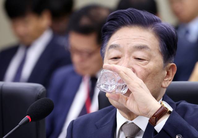 ▲김형석 독립기념관장이 16일 정부세종청사에서 열린 국회 정무위원회의 국가보훈부에 대한 국정감사에서 물을 마시며 목을 축이고 있다. ⓒ연합뉴스