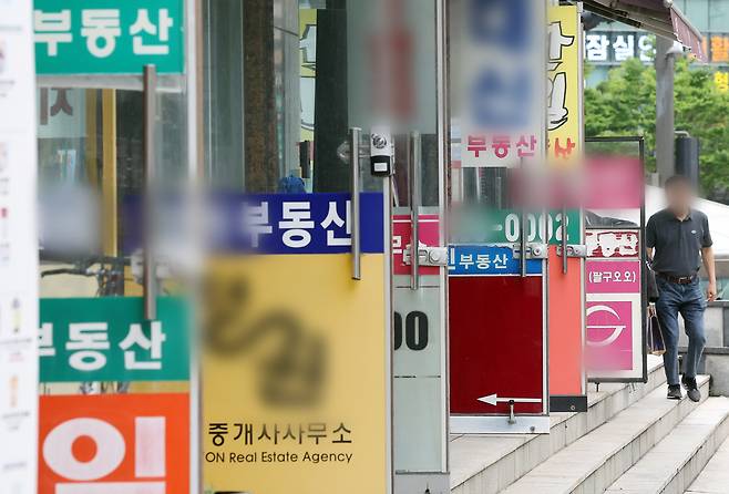 서울의 부동산 중개업소 전경. 정부의 규제 강화로 시장이 다시 얼어붙을 것이란 전망이 나온다. 뉴스1