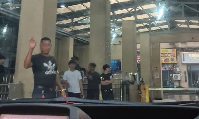 15일 취재진이&nbsp;캄보디아 시아누크빌 한 범죄단지에 들어가려 시도하자 경비원이 차량을 멈춰&nbsp;세우고 돌아가라고 말하고 있다.