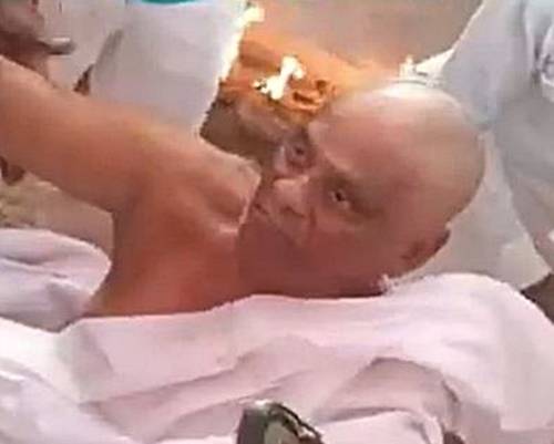 가짜 장례식을 연출한 인도 남성이 화장 직전 일어나는 모습. 프리프레스저널